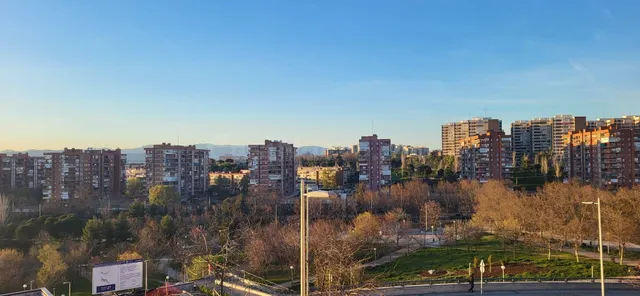Piso reformado de dos dormitorios en Valdeacederas - foto 2
