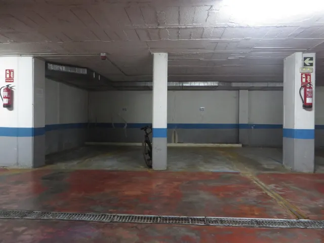 Garaje cerca de la Torre de la Malmuerta. Videovigilancia, fácil acceso y maniobrabilidad. — 8