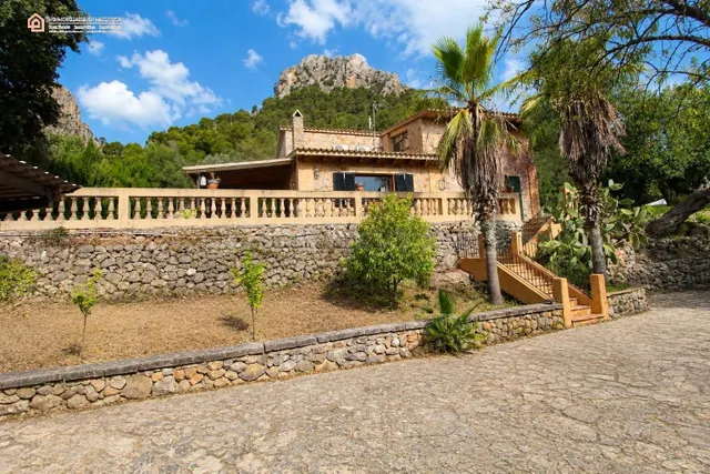 Finca Rústica Con Piscina, Amplias Terrazas y Vistas a la Mo