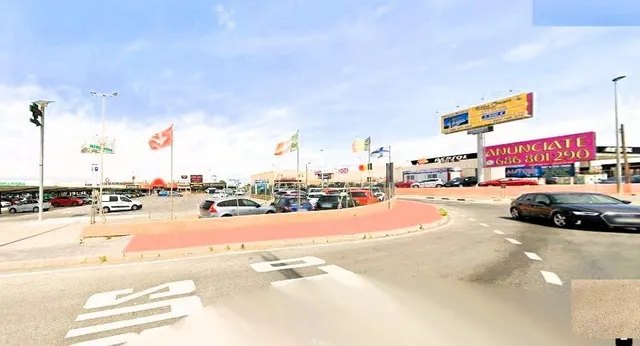 SE ALQUILA LOCAL COMERCIAL DE 300 MTS2 EN AVENIDA CORTES VALENCIANAS JUNTO MERCADONA — 2