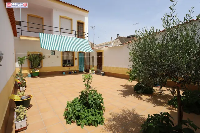 CASA PARA ENTRAR A VIVIR CON 3 DORMITORIOS, PATIO DE 90 m2 Y