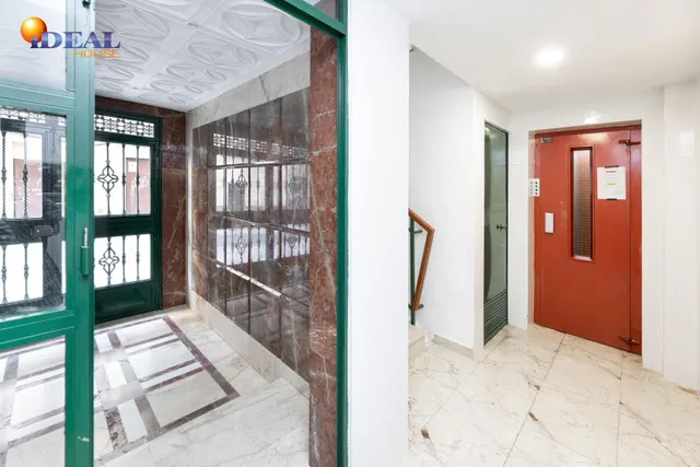 Venta de piso de 4 dormitorios y 2 baños en Granada (Zona Centro) — 23