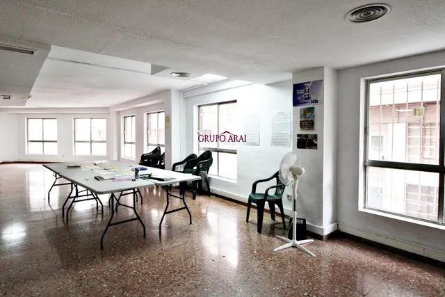 Oficina Espaciosa y Luminosa en Primera Planta en Ubicación  - foto 2