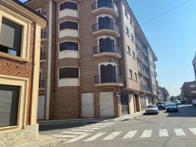 SE VENDE APARTAMENTO, COCINA, SALÓN, 2 HAB., 2 BAÑOS, ASCENSOR, TRASTERO, PLAZA DE GARAJE, NECESITA REFORMA. — 10