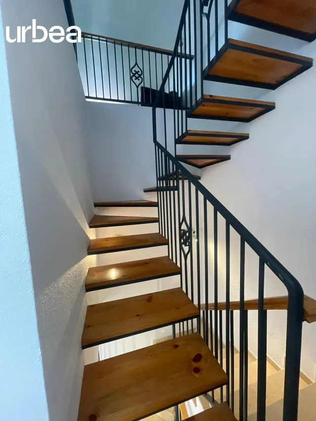 chalet adosado de tres plantas situado  en  EL Cerrado de Calderón. — 10