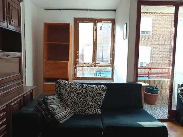 SE VENDE PISO / ASCENSOR/ PARA REFORMAR / BENALUA,/ JUNTO JUZGADOS — 9