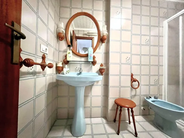 Amplio apartamento (aprox. 90 m2 - 2.ª planta) en primera línea de Playa del Acequión. Gran balcón con vistas al mar (suroeste), piscina comunitaria, cerca del centro, y directamente en la playa. — 24
