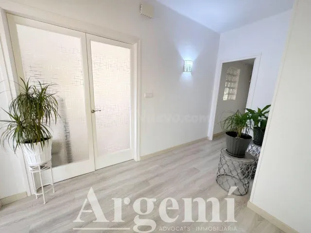 EN EXCLUSIVA Casa en planta con terreno edificable en Palau- - foto 4