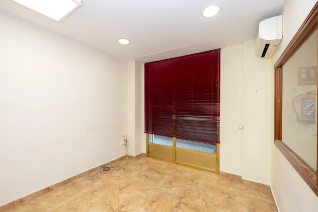 Local de 50 m2 cerca del centro de Granada con posibilidad de cambio de uso a vivienda — 16
