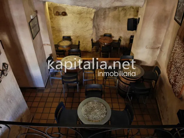 Bar en la emblemática población de Bocairent. — 28