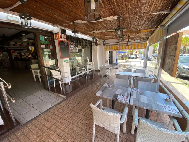 Traspaso de restaurante/pizzería con terraza grande en el ce - foto 5