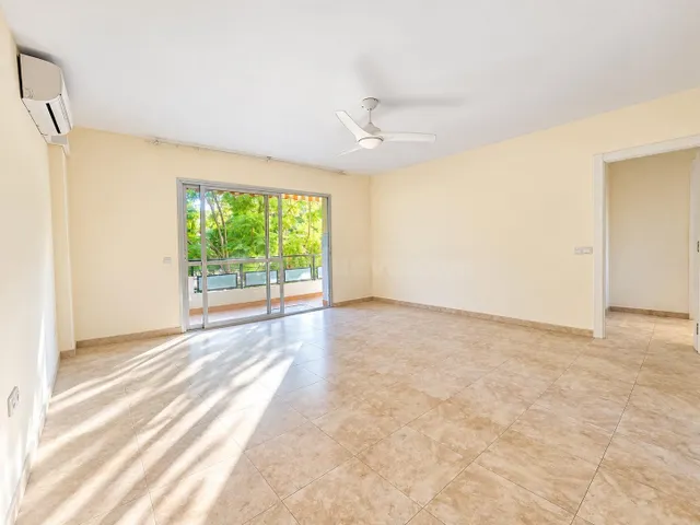 Piso luminoso de 3 dormitorios con terraza en Avenida de Mijas, Fuengirola — 2