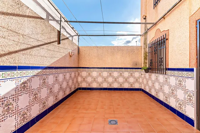¡CASA EN LA ZONA DEL CORTE INGLÉS Y CON GARAJE PARA DOS VEHICULOS! — 6