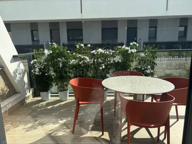 Vivienda AMUEBLADA ,,con gran terraza de 40 metros — 23