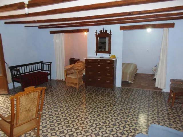 Casa grande haciendo esquina en el centro del pueblo, con patio grande, planta baja, dos alturas — 2
