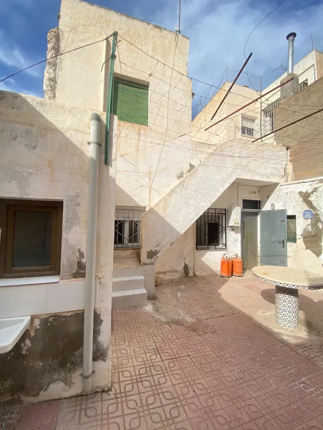 Oportunidad única, BAJO CON 80M DE PATIO — 9