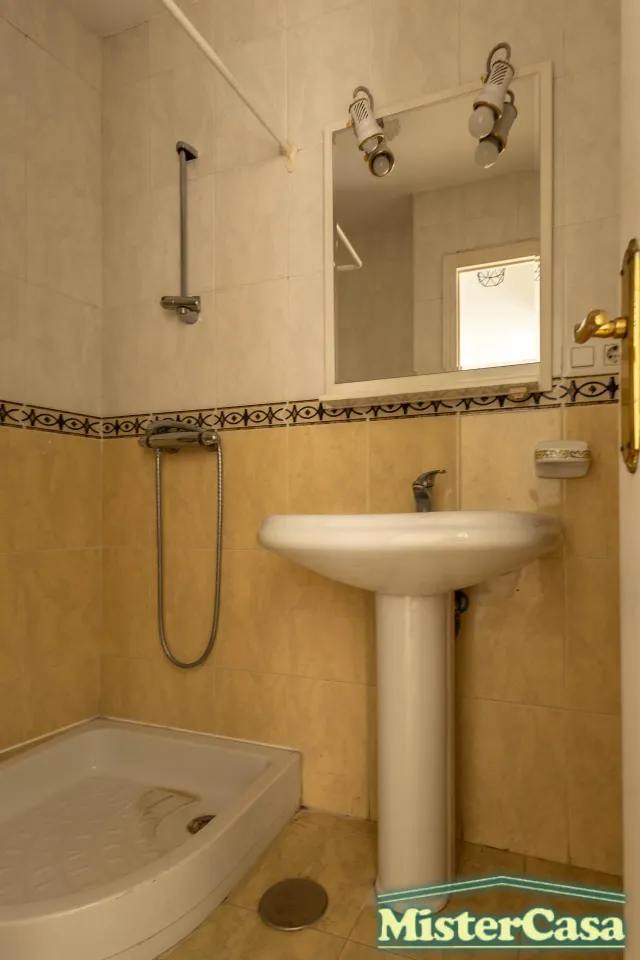 Piso Amplio en Pleno Barrio de Santiago 3 dormitorios y 2 baños — 32