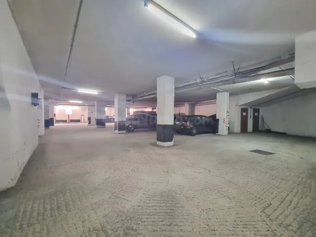 GARAJE DE 680M2 23 PLAZAS COCHE Y 5 MOTOS POSIBILIDAD DE MÁS - foto 5