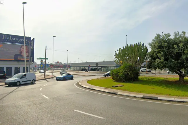 Casa adosada en buen estado (aprox. 87 m2) en el popular Jardín del Mar XIII. Terraza orientada al suroeste frente a la casa, azotea, gran piscina comunitaria y cerca de colegios y supermercados. — 34