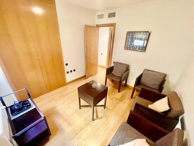 Muy buen piso de 4 Dorm. en Av. Oscar Espla — 28