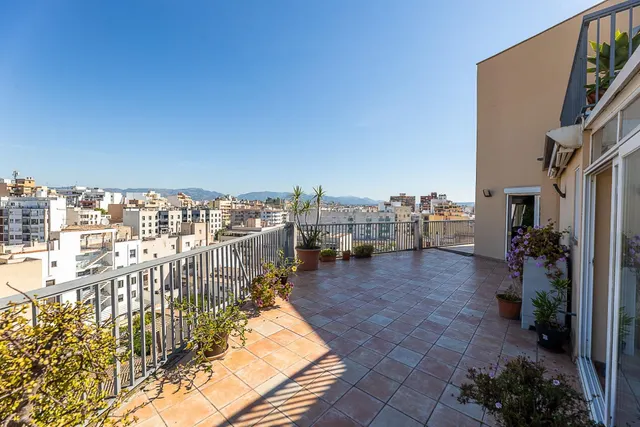 Exclusivo ático con gran terraza panorámica junto al centro 