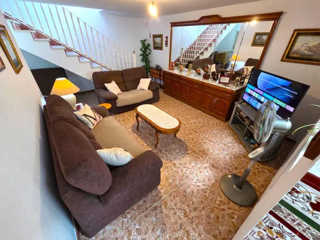 GRAN CASA DE TRES PLANTAS, 5 DORMITORIOS, TERRAZAS Y GARAJE EN CHICLANA DE LA FRONTERA — 5