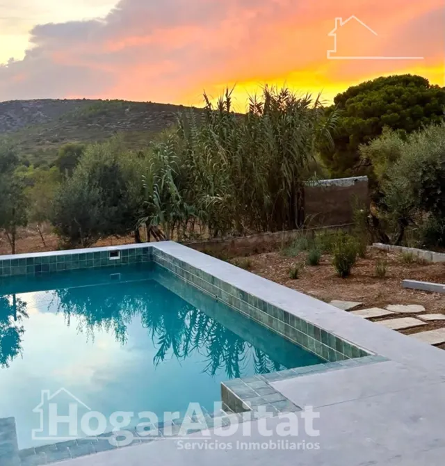 CHALET RÚSTICO CON PISCINA, GARAJE Y TERRAZA - foto 4