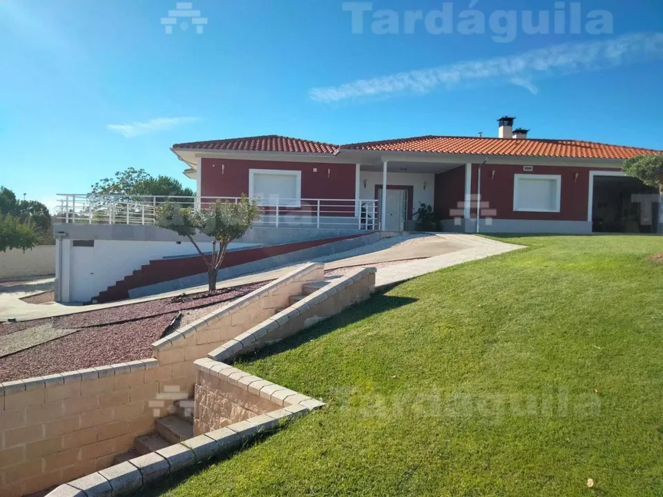 CHALET  INDEPENDIENTE EN URBANIZACION DE VILLAMAYOR