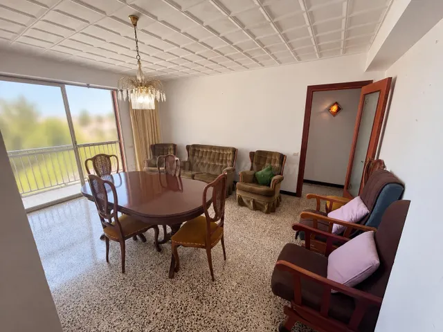 Amplio piso de 3 habitaciones, techo libre y dos balcones en