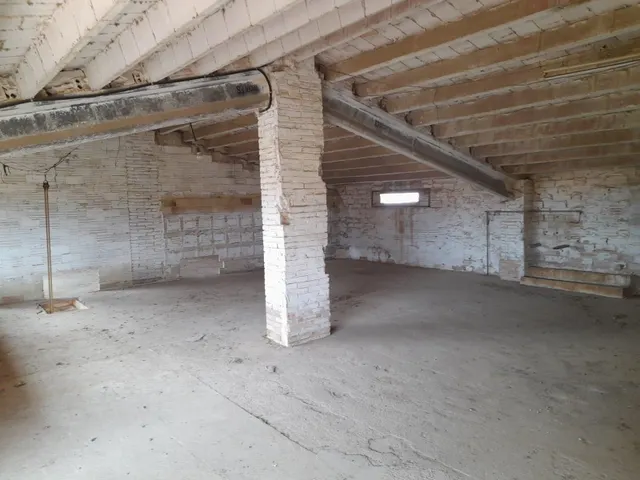 OPORTUNIDA GRAN CASA DE PUEBLO CON VIVIENDA UNIFAMILIAR Y NAV ES ANEXAS — 40