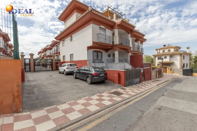 ADOSADA CON 4 DORMITORIOS, AMPLIAS TERRAZAS Y VISTAS A GRANA