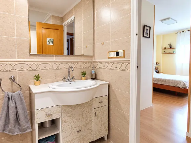 Piso luminoso de 4 habitaciones con balcón y ascensor en Aldaia — 24