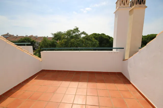 Exclusivo adosado de 3 plantas en Hoyo 14 junto al Campo de Golf – Nuevo Portil — 37