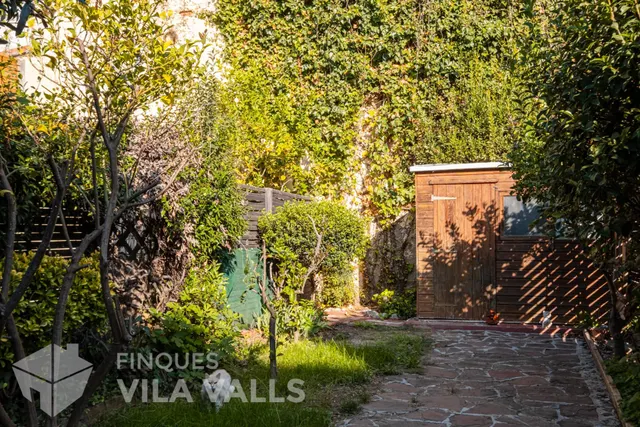 Casa adosada de tres plantas con jardín, terrazas y espacio tipo loft en garaje — 19