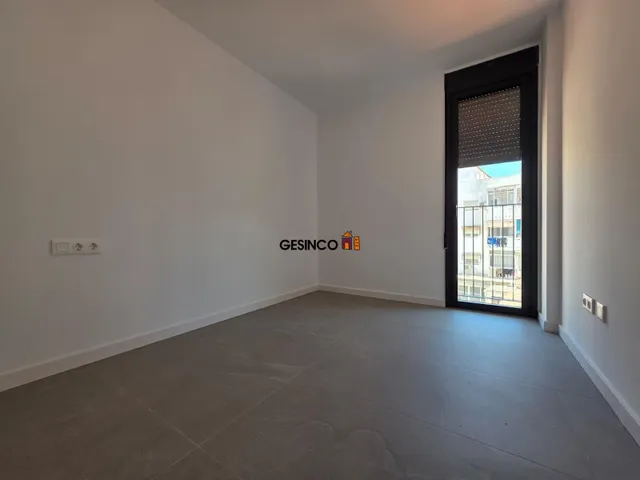 PISO EN QUINTA PLANTA SIN AMUEBLAR MUY CÉNTRICO — 10