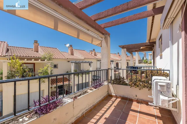 ADOSADA EN URBANIZACIÓN EN HUETOR VEGA — 25