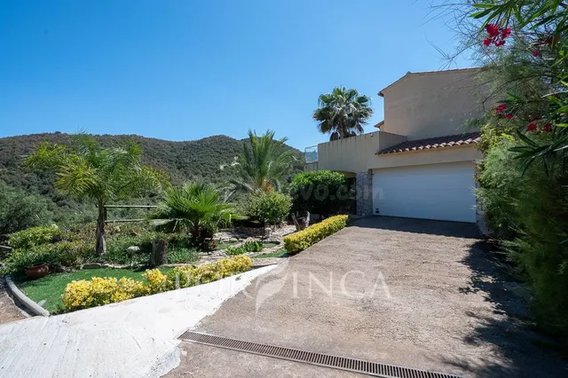 Gran chalet con privacidad total, amplio jardín con piscina  - foto 3