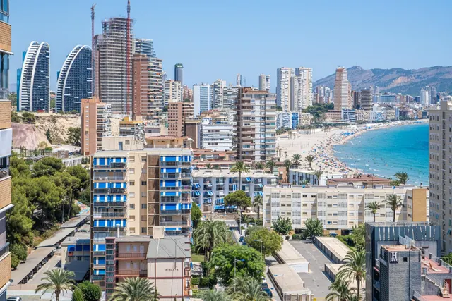Ático en segunda línea de playa Poniente con vistas panorámicas al mar, a la playa y a la ciudad. — 30
