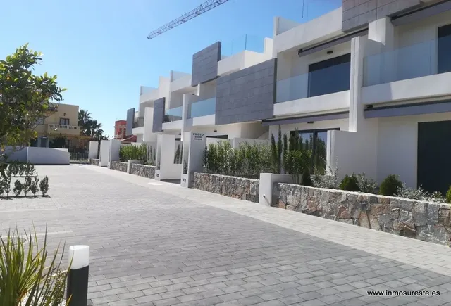Exclusivo residencial de apartamentos situado en Urb. Los Balcones de Torrevieja. — 2