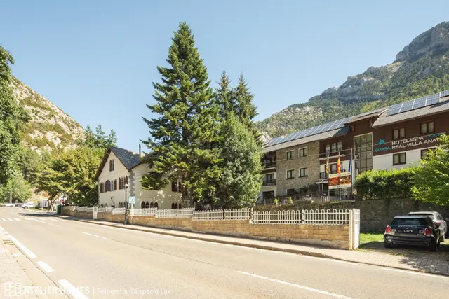 Villa histórica con 900 m2 de jardín en el corazón de Canfranc-Estación — 3