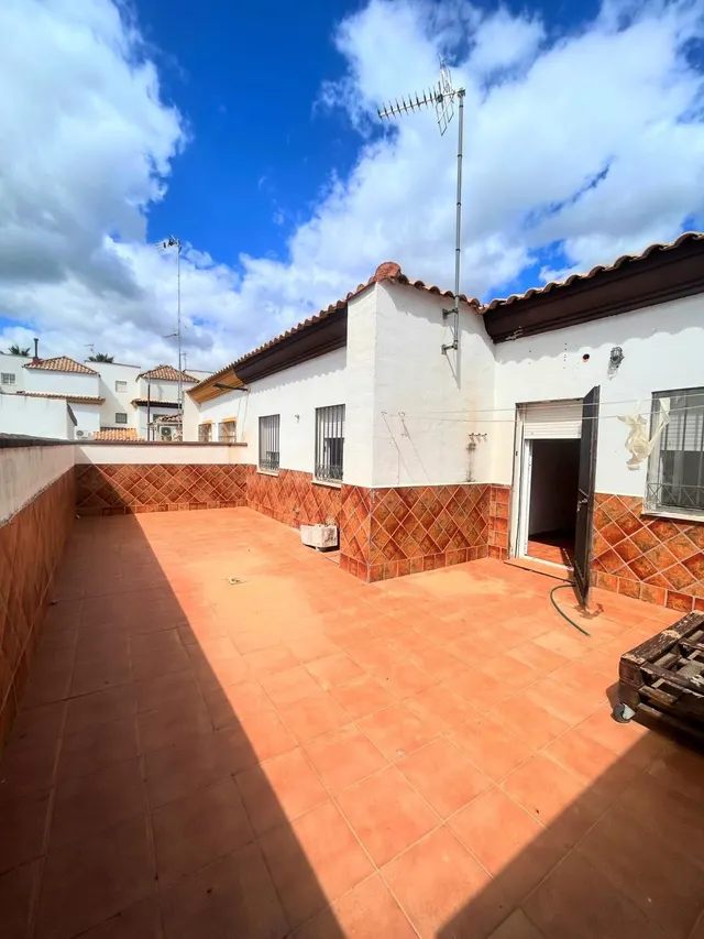 Amplia vivienda en una sola planta con gran patio y múltiple - foto 2