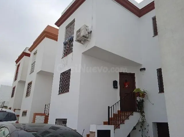 SE VENDE casa adosada OKUPA en Calle Parroco Domingo V Leon  - foto 5