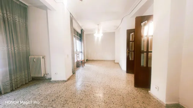 VENTA DE PISO EN ZAMORA ZONA TRES CRUCES, 4 DORMITORIOS, 2 B - foto 2