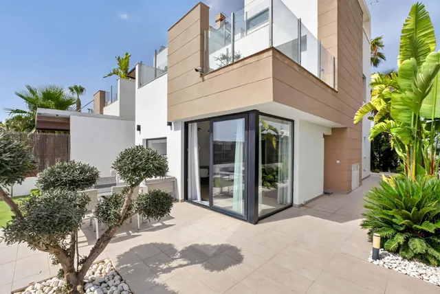 Moderna Vivienda Familiar con Piscina Privada en Excelente Ubicación — 44