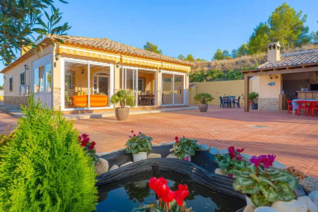 VILLA EXCLUSIVA EN LA NUCÍA | PARCELA DE 3.947 m2, PISCINA P - foto 2