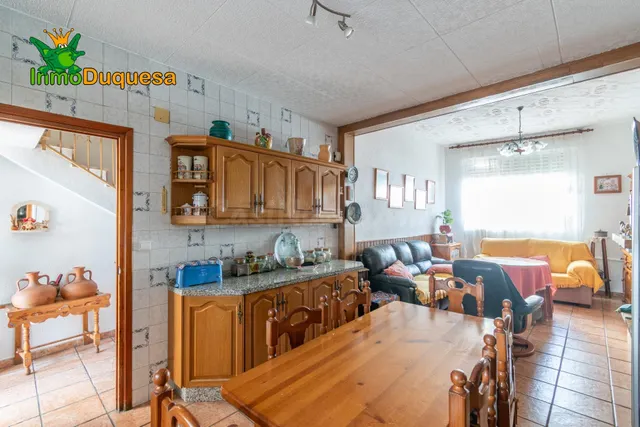 Casa adosada en Esquina con 4 Dormitorios, Piscina, Garaje y - foto 4