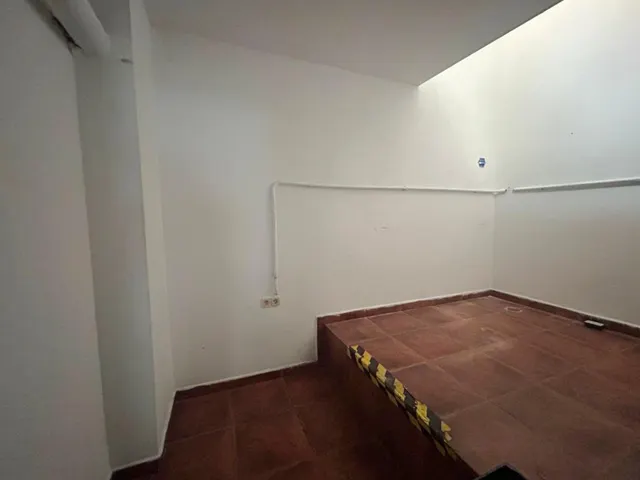 LOCAL COMERCIAL EN VENTA, AVDA. REINA VICTORIA EUGENIA — 22