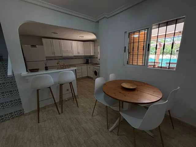 Elegante Dúplex Vacacional con Piscina y Terraza — 14
