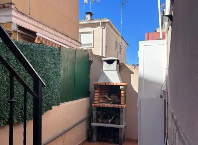Chalet adosado con piscina privada, sótano y terraza en Valverde, Elche — 8
