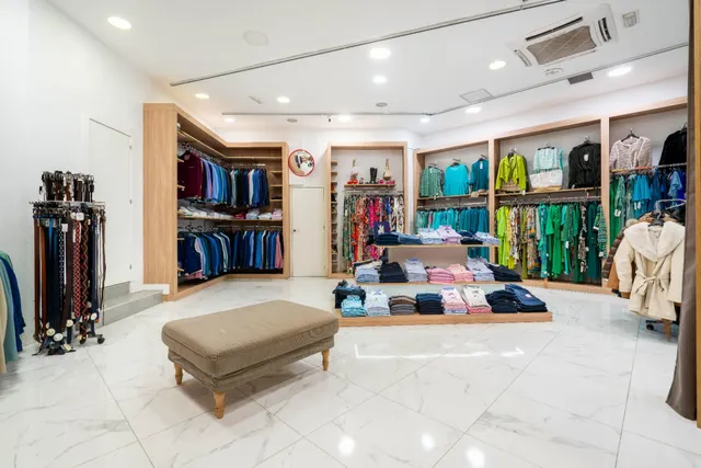 LOCAL COMERCIAL EN CALLE REYES CATOLICOS 12 — 4